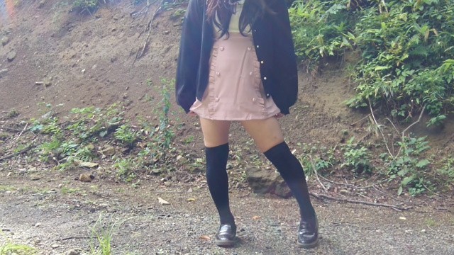 На прогулке японская транс девушка дрочила свой маленький член