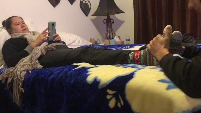 Азиатская массажистка делает своей маме незабываемый массаж ног