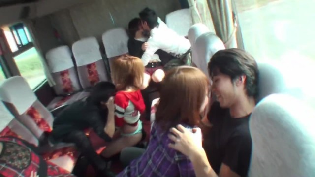 Озабоченные японки сорвались и прямо в автобусе начали заниматься сексом